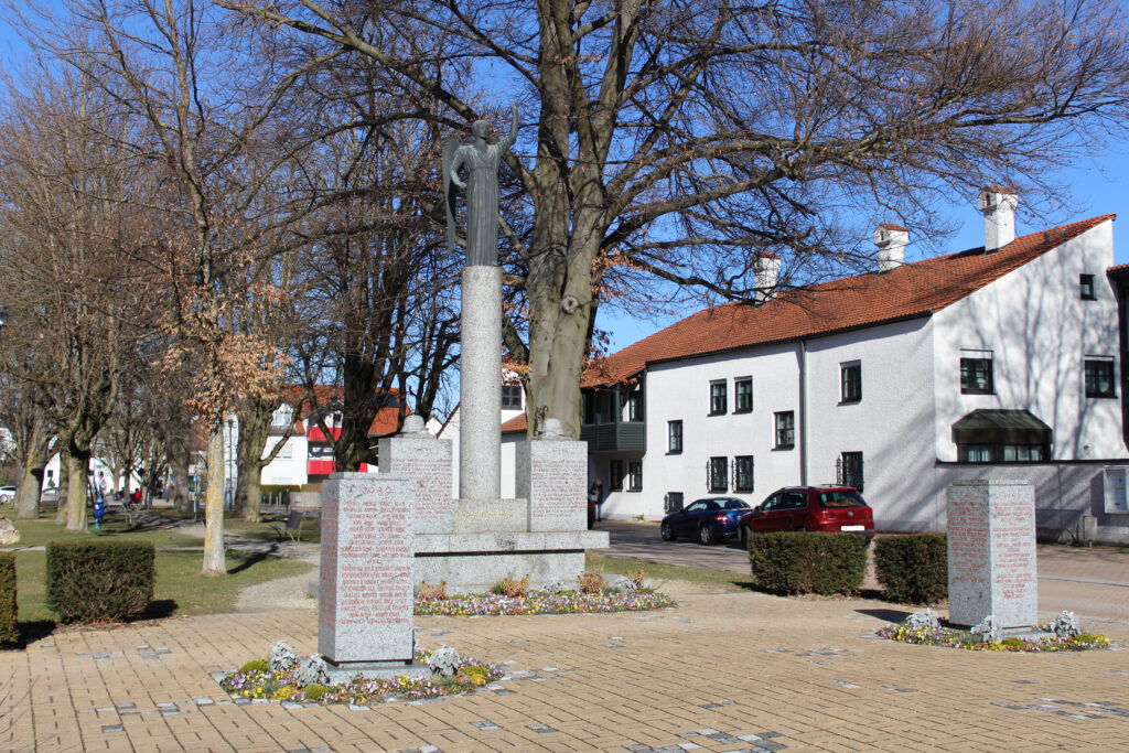 Weltkriegs-Mahnmal Illertissen - Kriegerdenkmal - Martinsplatz - 001