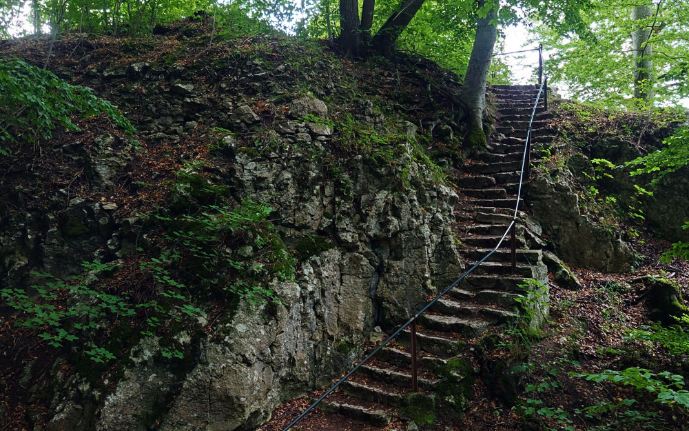 Wandern zur Küssenden Sau - Ruine Günzelsburg - Brillenhöhle - Blaubeuren - Wandern im Achtal - Ruine Günzelsburg Treppen