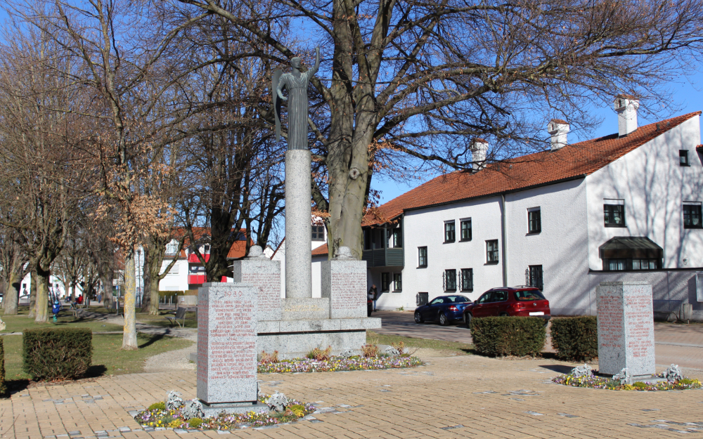 Weltkriegs-Mahnmal Illertissen - Kriegerdenkmal - Martinsplatz